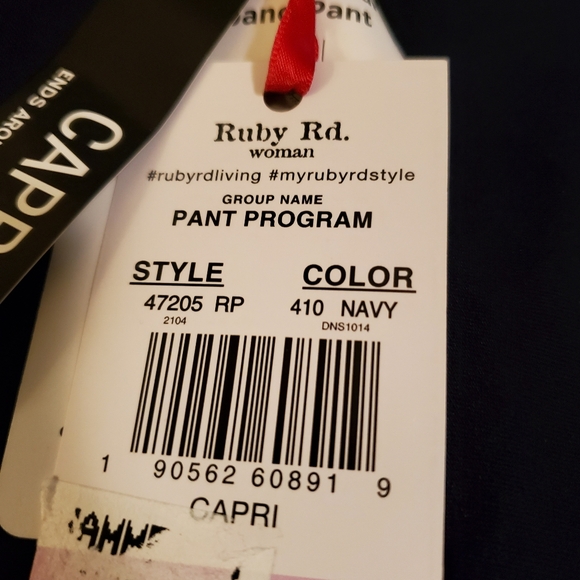 Ruby Rd Navy Blue Size 22 stretchy Capris. NWT - Picture 6 of 6